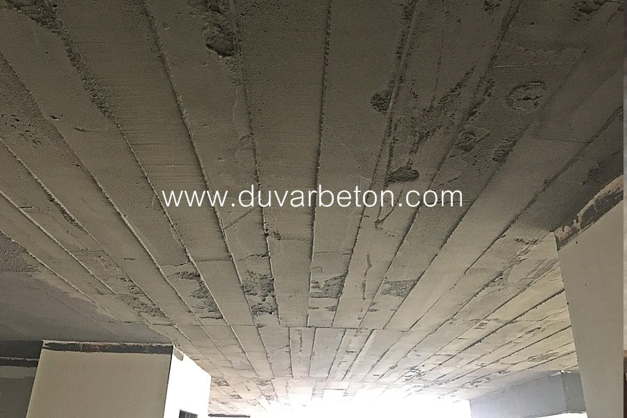 Tavanda brüt beton görünümlü sıva